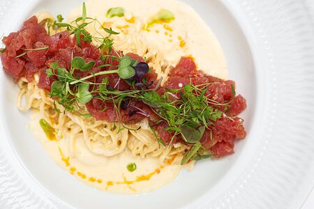 Спагетти с тартаром из розового тунца