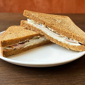  Сэндвич с карбонадом и маринованным огурчиком