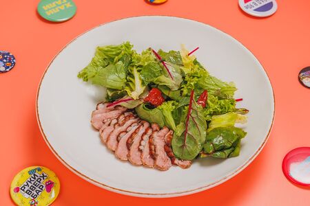 Салат с утиным филе и дыней