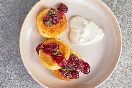 Сырники с вишневым вареньем