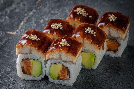 Ролл с авокадо и лососем под угрем