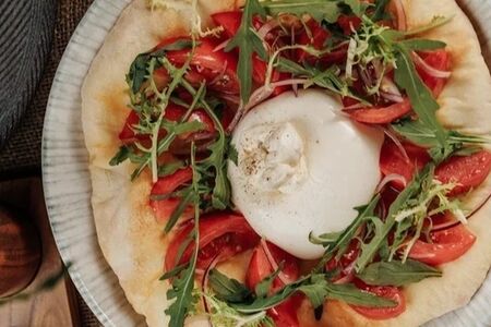 Сыр буррата на лепешке