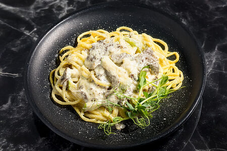 Спагетти с телятиной под сливочным соусом