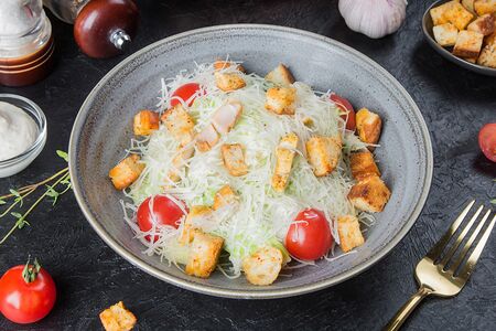 Салат Цезарь с курицей