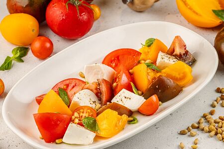 Фермерские томаты с моцареллой