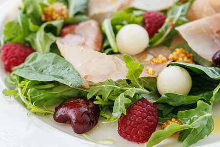 Салат с пармской ветчиной, летними травами