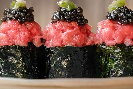 Хенд ролл торо, авокадо, черная икра