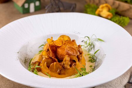 Лисички с пюре из батата и соусом чеддер