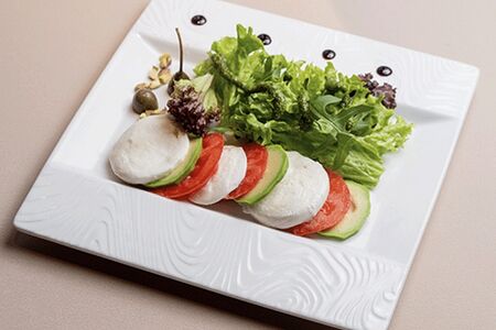 Капрезе с авокадо