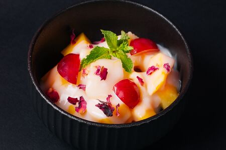 Азиатский десерт из фруктов