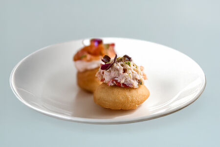 Пончик Беньё с камчатским крабом