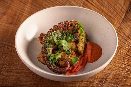 Осьминог с печеным картофелем и соусом из паприки