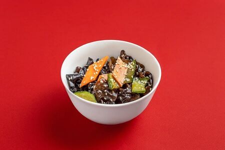 Древесные грибы с овощами