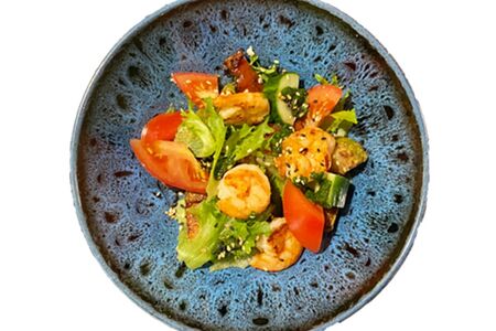 Тёплый салат с креветками и баклажанами 