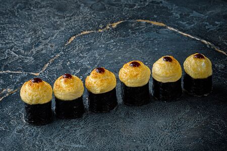 Ролл запеченый с лососем