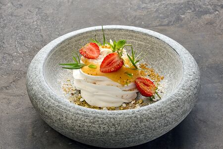 Павлова с лимонным кремом, страчателлой и клубникой