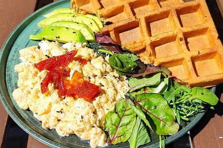 Скрембл с авокадо и ржаной вафлей