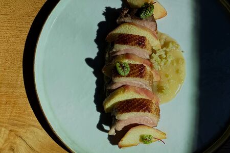 Филе утки с печеными нектаринами и соусом из ревеня