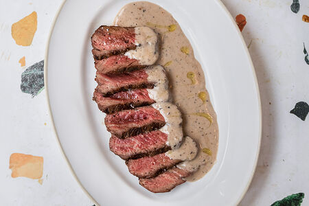 Антрекот, перечный соус, картофель фри