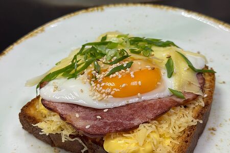 Сырный бриошь с шейкой и глазуньей