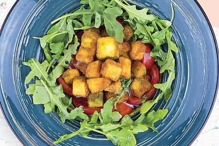 Салат с Хрустящими баклажанами и страчателлой 