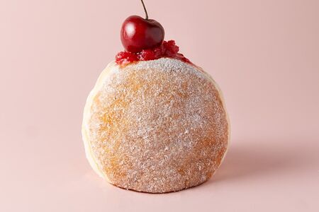 Пончик вишневый