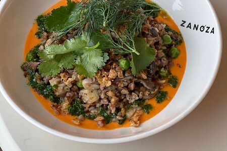 Гречка с грибами, сельдереем и зеленым горошком