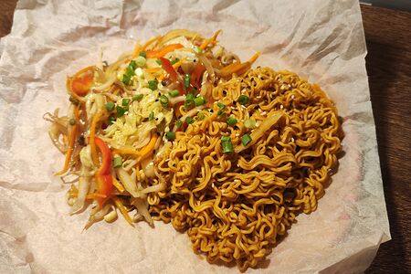 Вок с лапшой и овощами