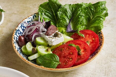 Греческий салат с оливковым маслом