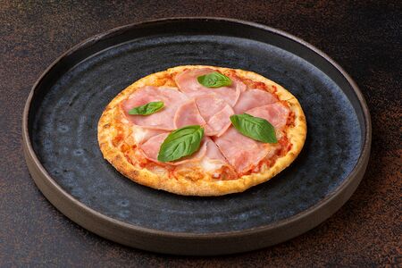 Пиццета с ветчиной и сыром