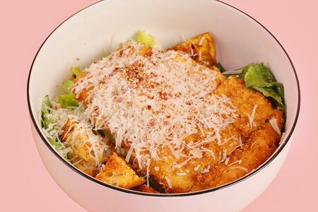 Салат с куриным шницелем и приправой фурикакэ