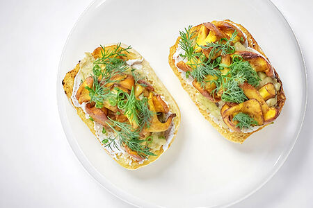 Мини-брускетты с лисичками