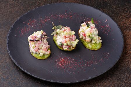 Кабачки на гриле с тартаром из овощей и сырным кремом