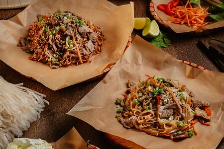 Вок с лапшой, говядиной и овощами