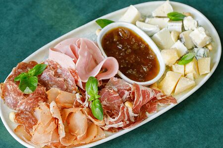 Итальянское плато с сыром и колбасами 