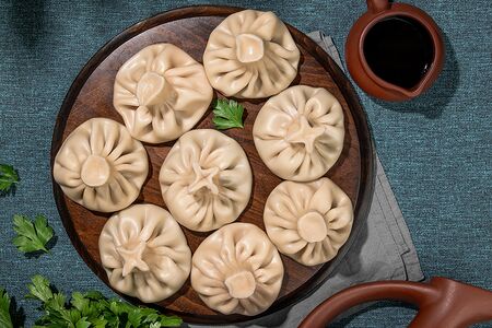 Хинкали с рваной свининой в мясном соусе