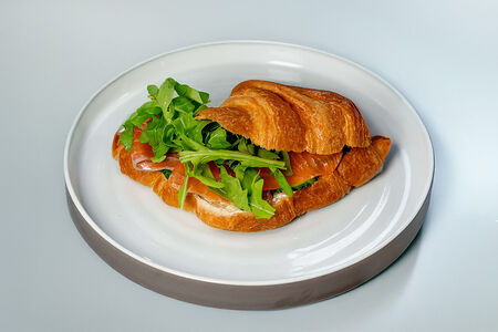 Круассан с лососем