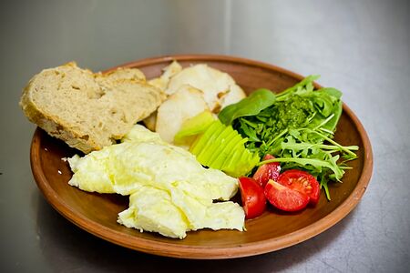 Омлет из двух яиц с куриной грудкой