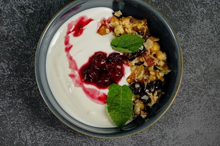 Йогурт гранола с вишней