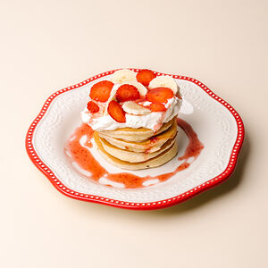 Панкейки с клубникой и кремом
