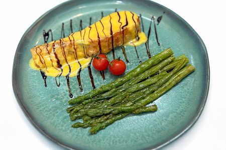 Филе Семги с зеленой спаржей и шапкой из масла белого трюфеля