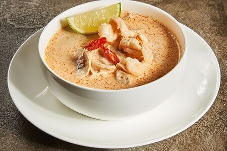 Суп из морепродуктов в тайском стиле