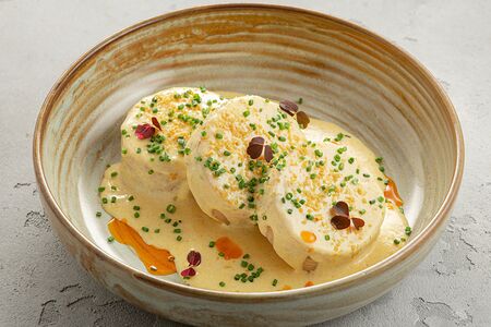 Цыпленок в сливочном соусе с копченым маслом и кукурузным хлебом