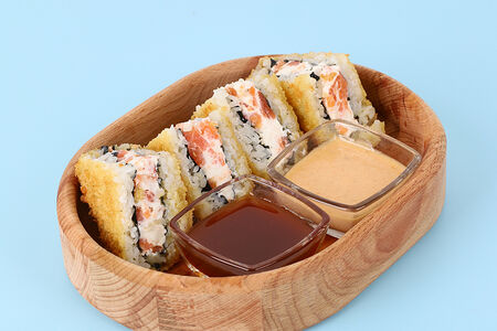 Онигири с лососем жареный