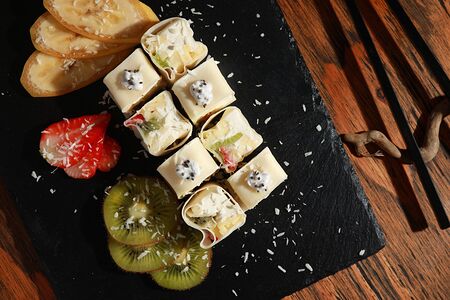 Клубника, киви, манго