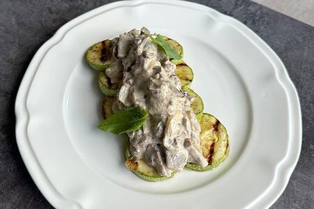 Куриная печень в сливочном соусе с обжаренными цукини