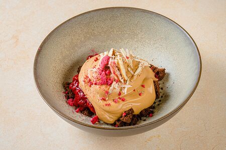 Сметанник с малиной и орехом пекан