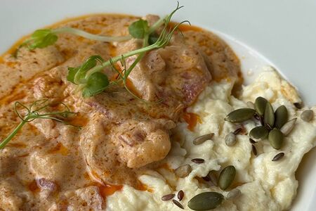 Фирменный скрэмбл с креветкой и беконом в сливочном соусе