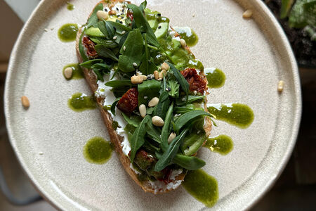 Тост с авокадо и миндальной рикоттой