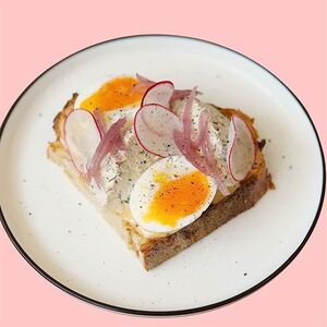 Тост с риетом из тунца и яйцом